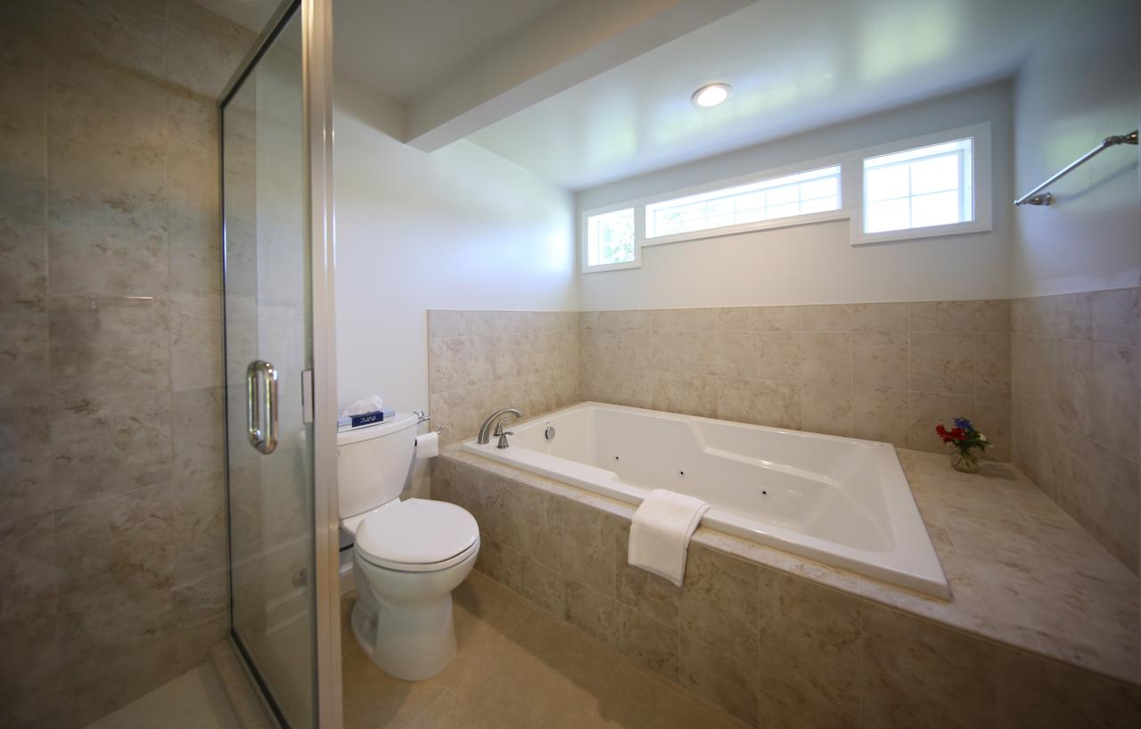 Colonial Inn Harbor Springs - thumb 16