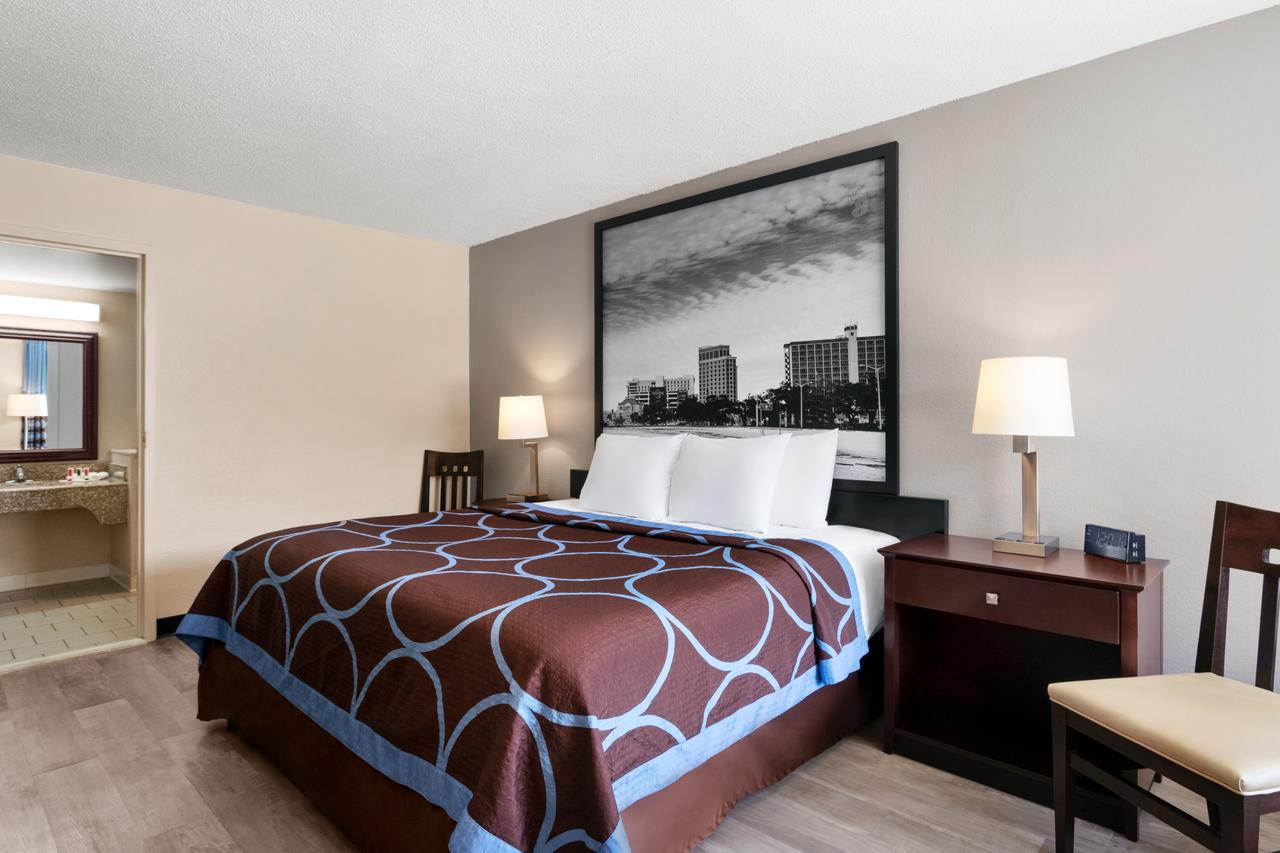 Super 8 By Wyndham Gulfport Near Biloxi - thumb 18