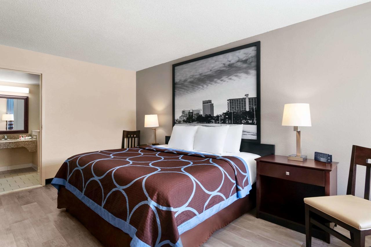 Super 8 By Wyndham Gulfport Near Biloxi - thumb 0