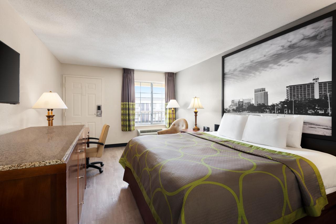 Super 8 By Wyndham Gulfport Near Biloxi - thumb 1