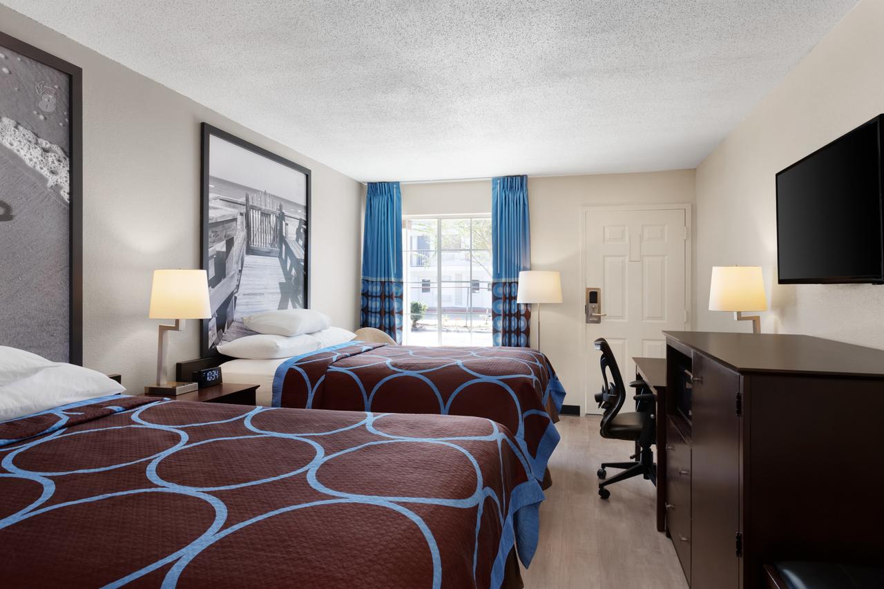 Super 8 By Wyndham Gulfport Near Biloxi - thumb 5