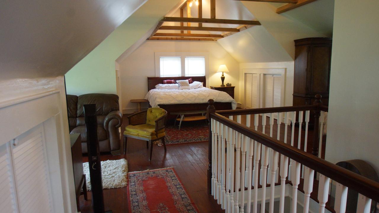 3 Bedroom Home / 4 Beds - Sleeps 8 / Near Concerts And Sports - thumb 1