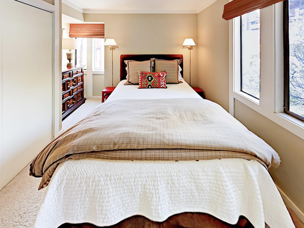 557 Lakeshore Blvd Townhouse Unit 120 - thumb 1