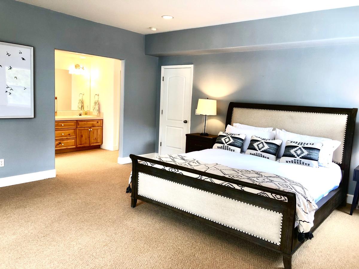 Spectacular Unobstructed Views Of Diamond Peak Spacious & Modern - Steps Away - thumb 19