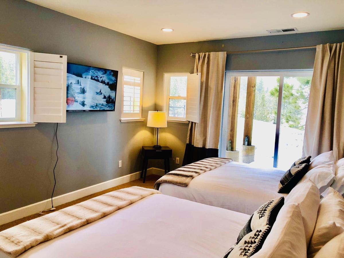 Spectacular Unobstructed Views Of Diamond Peak Spacious & Modern - Steps Away - thumb 32