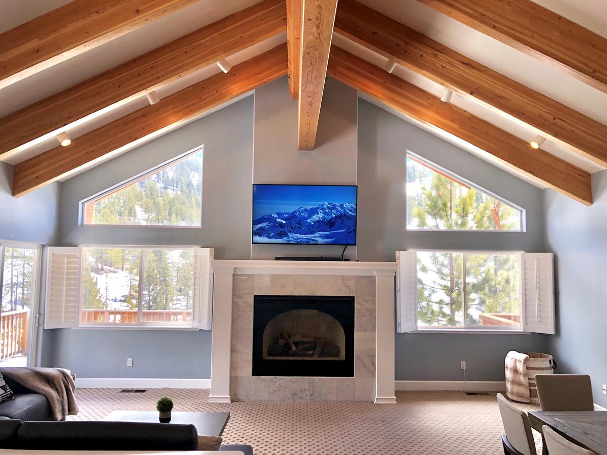 Spectacular Unobstructed Views Of Diamond Peak Spacious & Modern - Steps Away - thumb 1