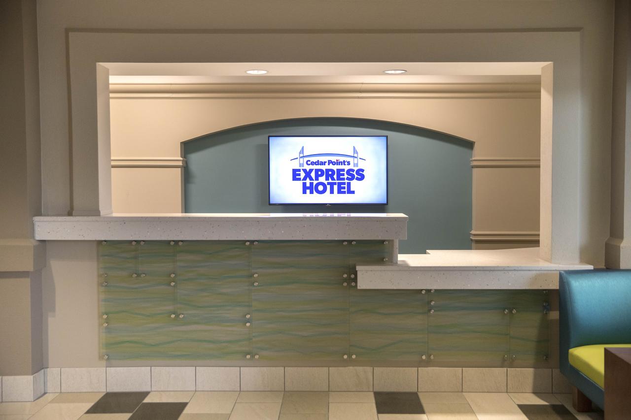 Cedar Point's Express Hotel - thumb 12