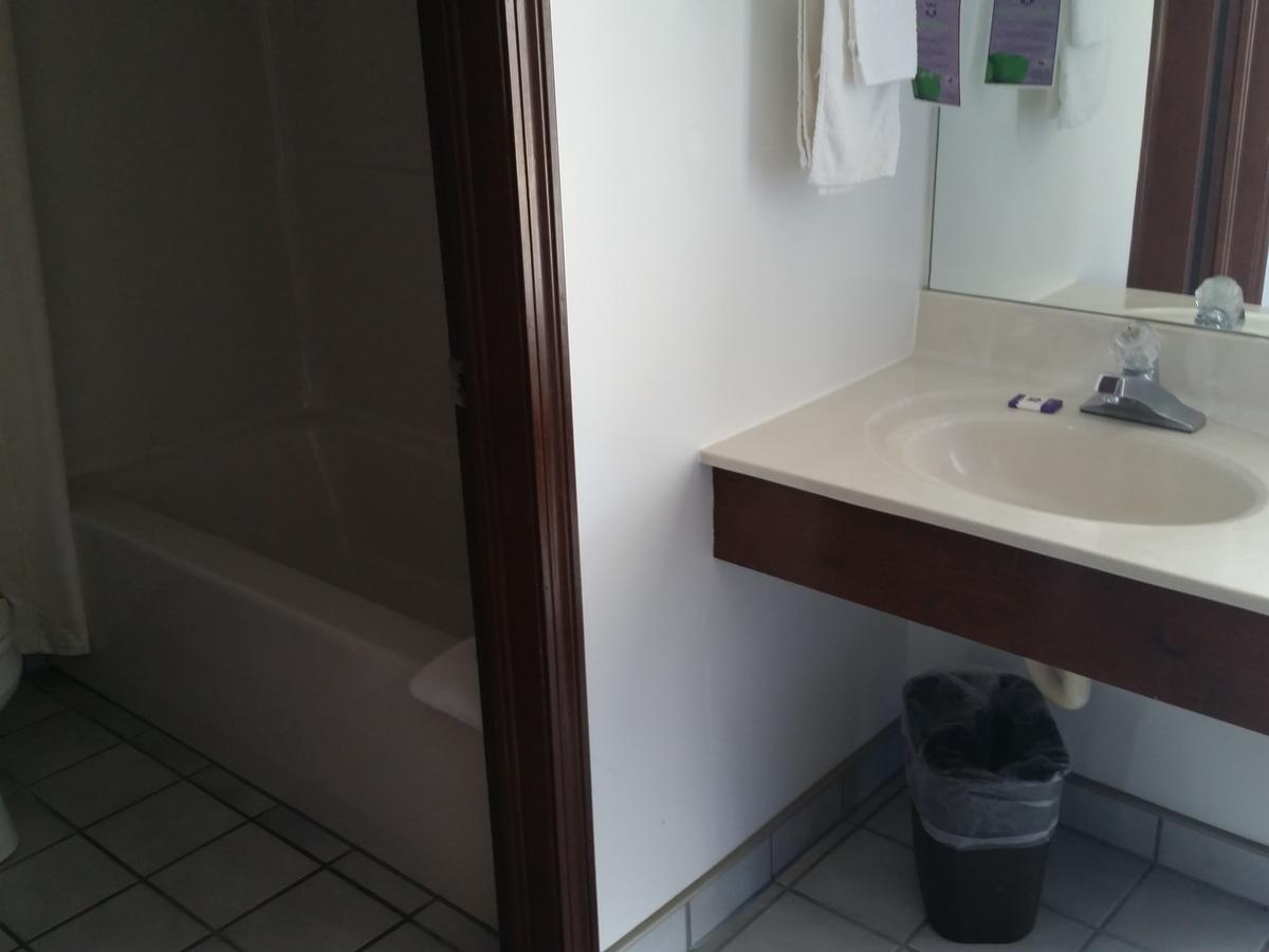 Knights Inn Sandusky - thumb 6