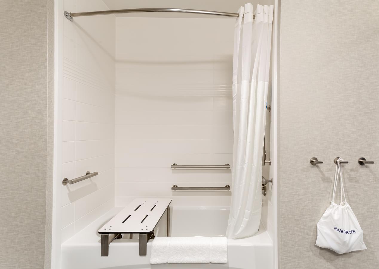 Hampton Inn Madison, OH - thumb 17