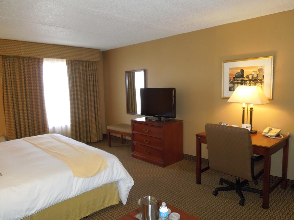 Radisson Cleveland Airport - thumb 9