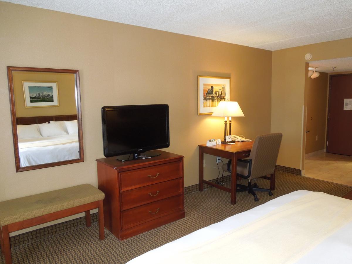 Radisson Cleveland Airport - thumb 8
