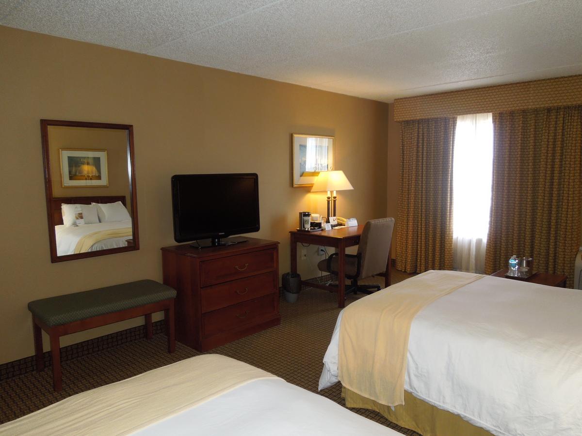 Radisson Cleveland Airport - thumb 18