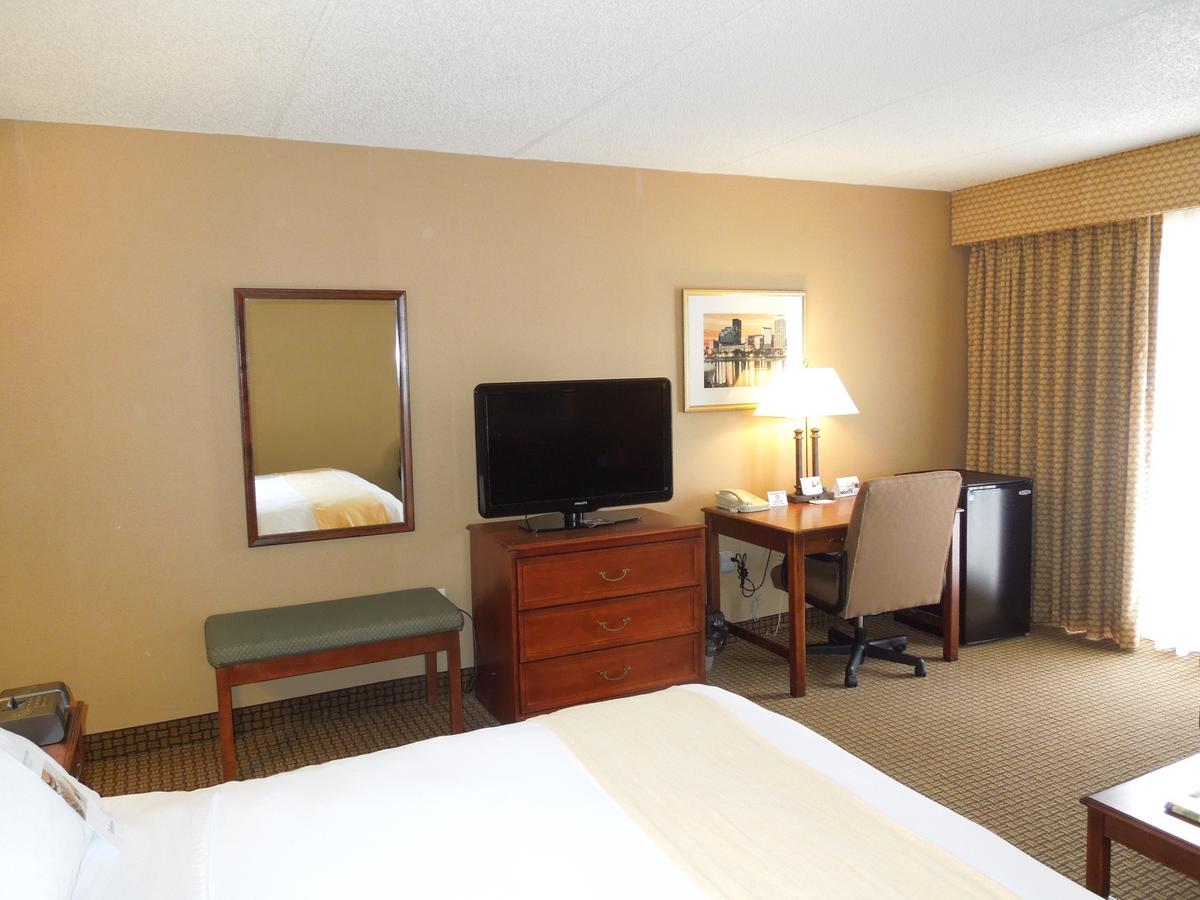 Radisson Cleveland Airport - thumb 12