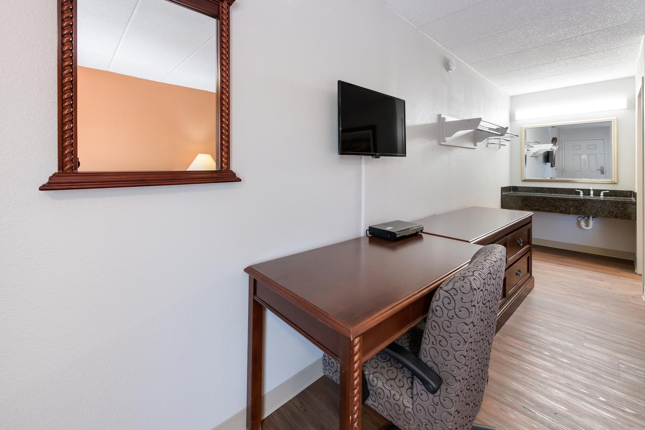 Americas Best Value Inn Columbus - thumb 16