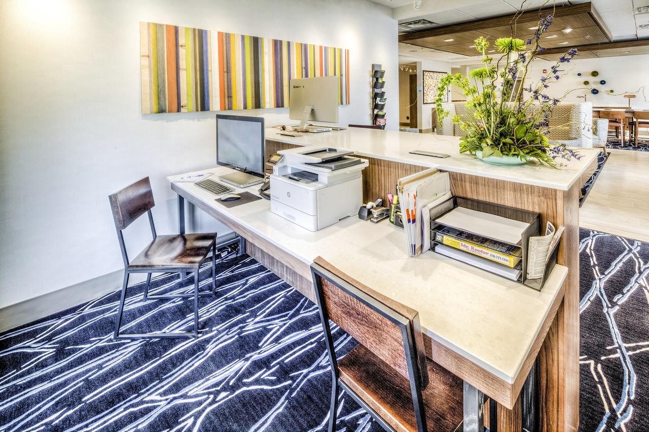 Holiday Inn Express & Suites Cleveland/Westlake - thumb 1