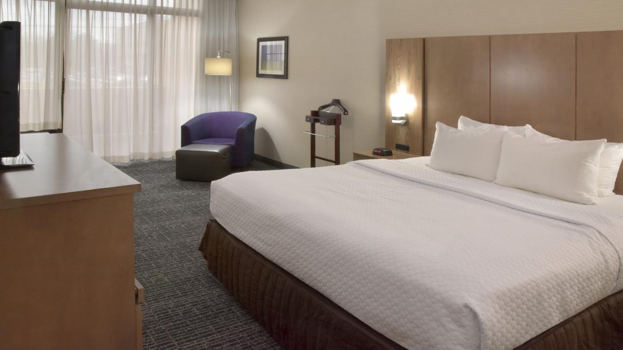 Crowne Plaza Cleveland Airport - thumb 12