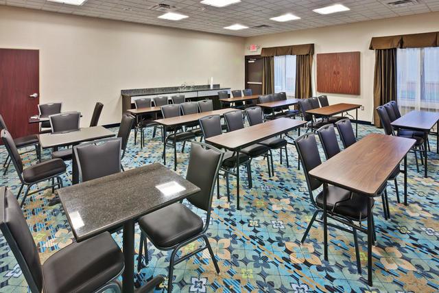 Holiday Inn Express & Suites - New Philadelphia Southwest - thumb 1