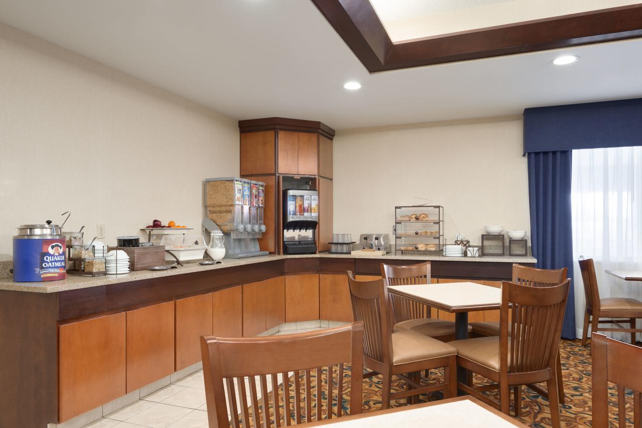 Country Inn & Suites By Radisson, Port Clinton, OH - thumb 6