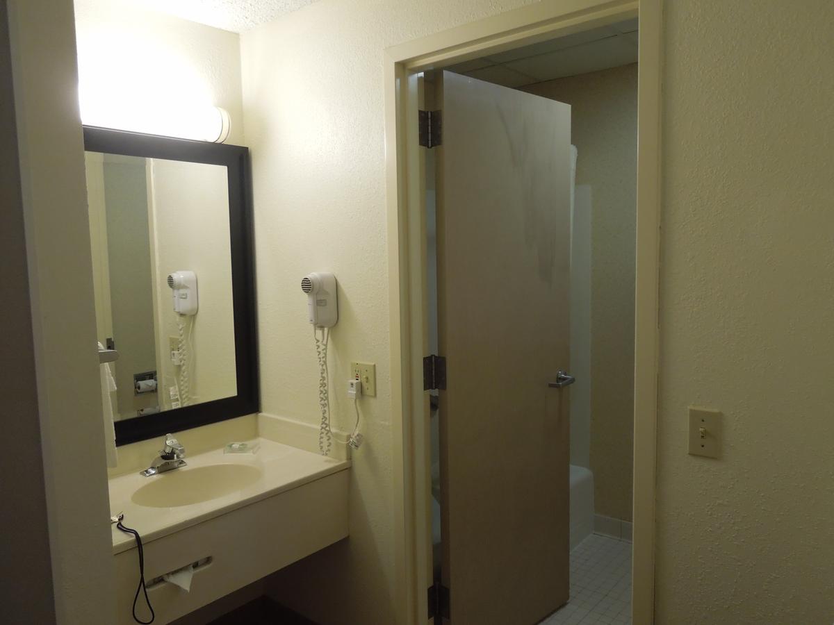 Country Inn & Suites By Radisson, Port Clinton, OH - thumb 21