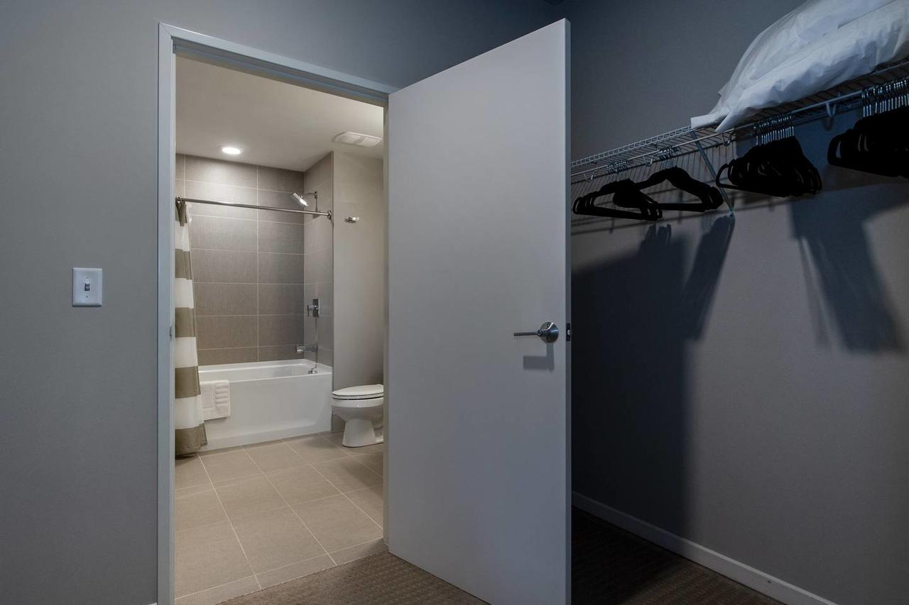 Retreat To Charming Downtown Flat - thumb 7
