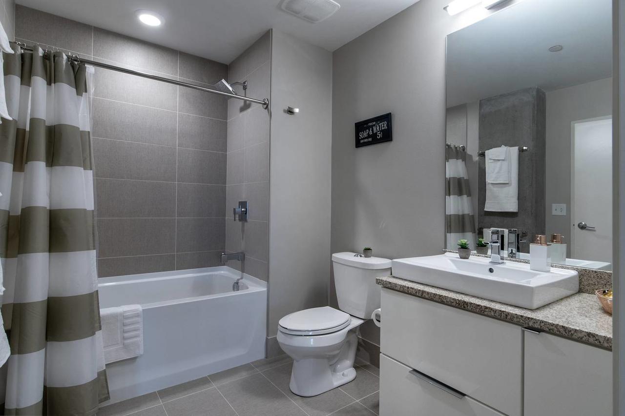 Retreat To Charming Downtown Flat - thumb 1