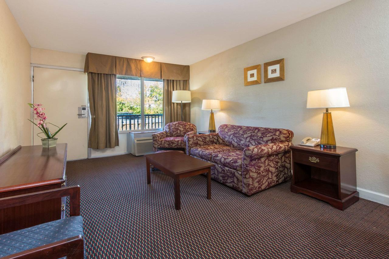 Days Inn & Suites By Wyndham Dayton North - thumb 11