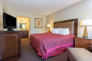 Days Inn & Suites By Wyndham Dayton North