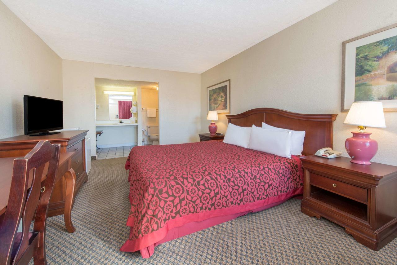 Days Inn & Suites By Wyndham Dayton North - thumb 3