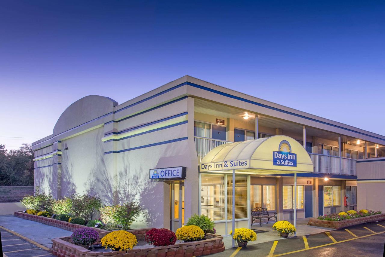 Days Inn & Suites By Wyndham Dayton North - thumb 1