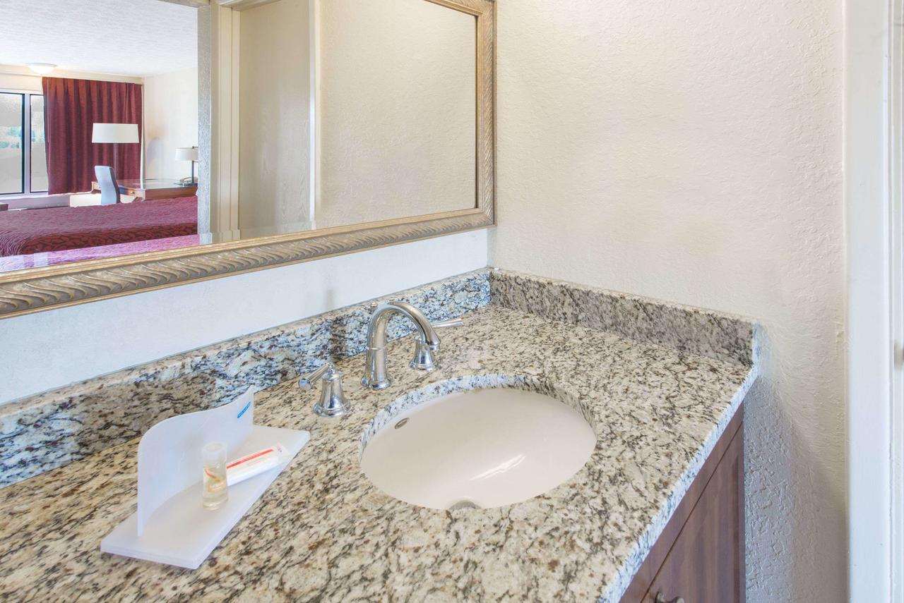 Days Inn & Suites By Wyndham Dayton North - thumb 10