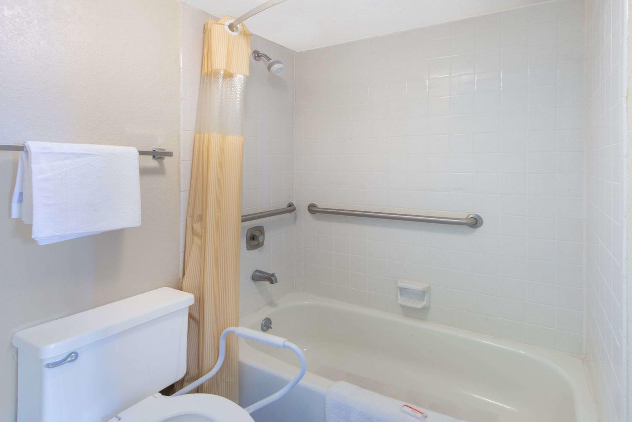 Days Inn & Suites By Wyndham Dayton North - thumb 9