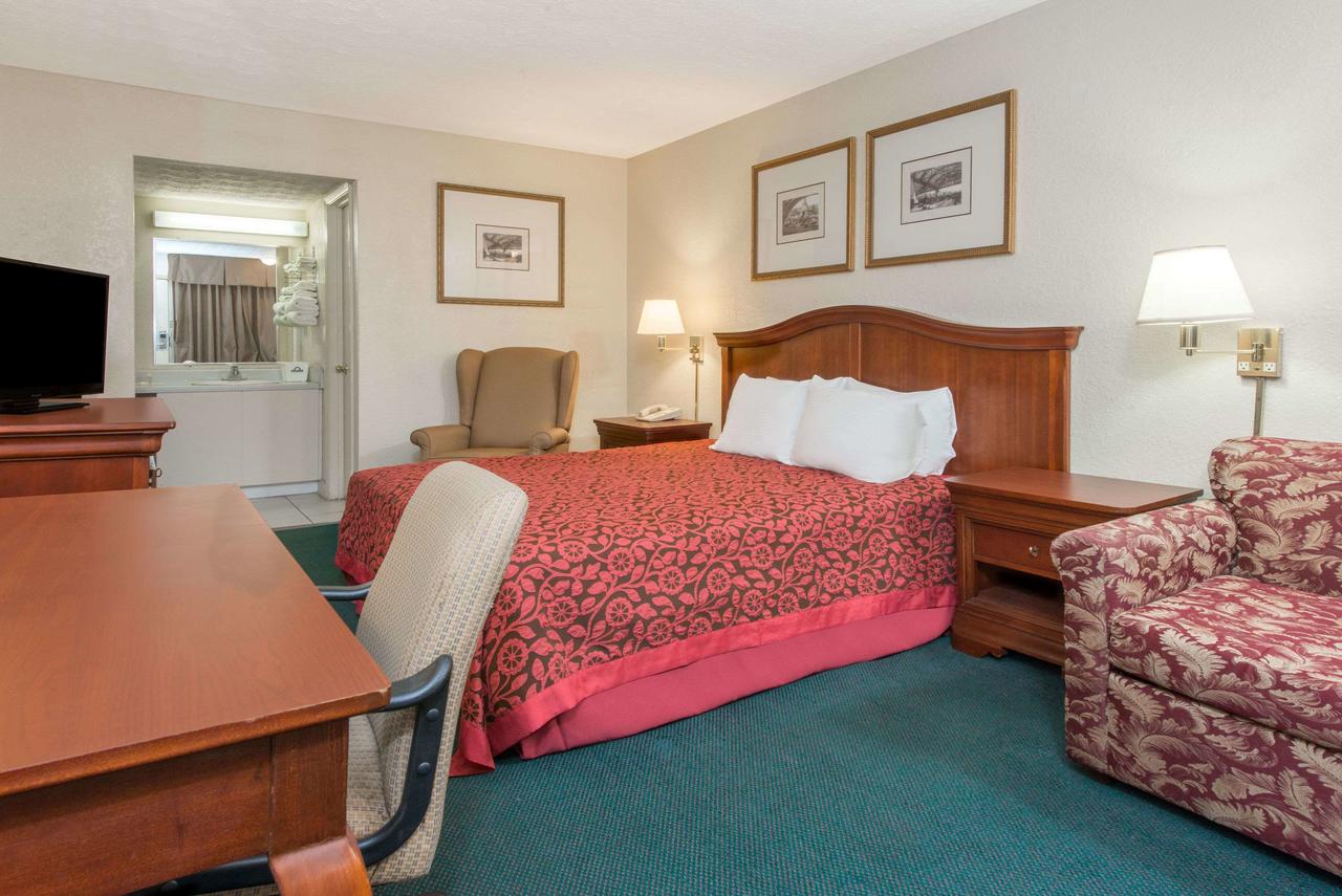 Days Inn & Suites By Wyndham Dayton North - thumb 5