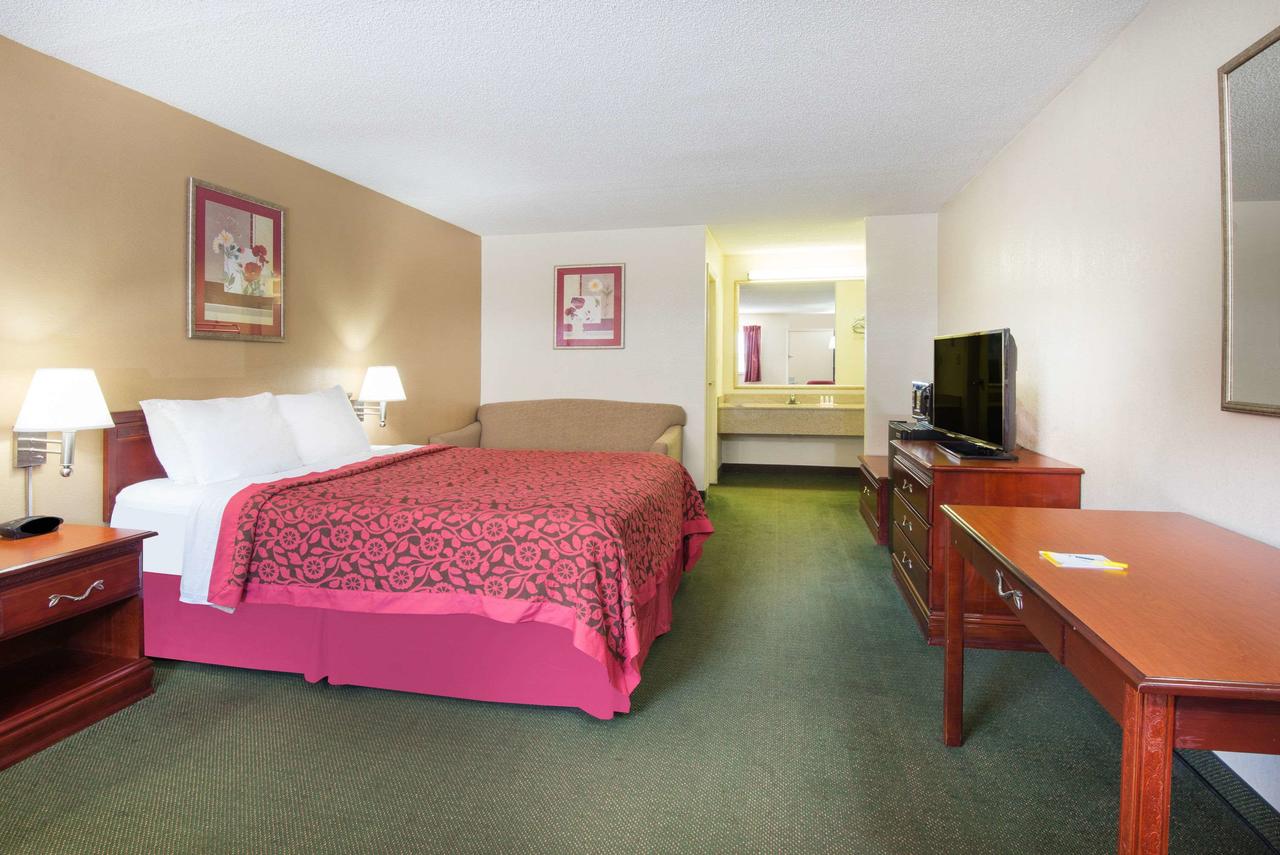 Days Inn By Wyndham Middleburg Heights - thumb 32