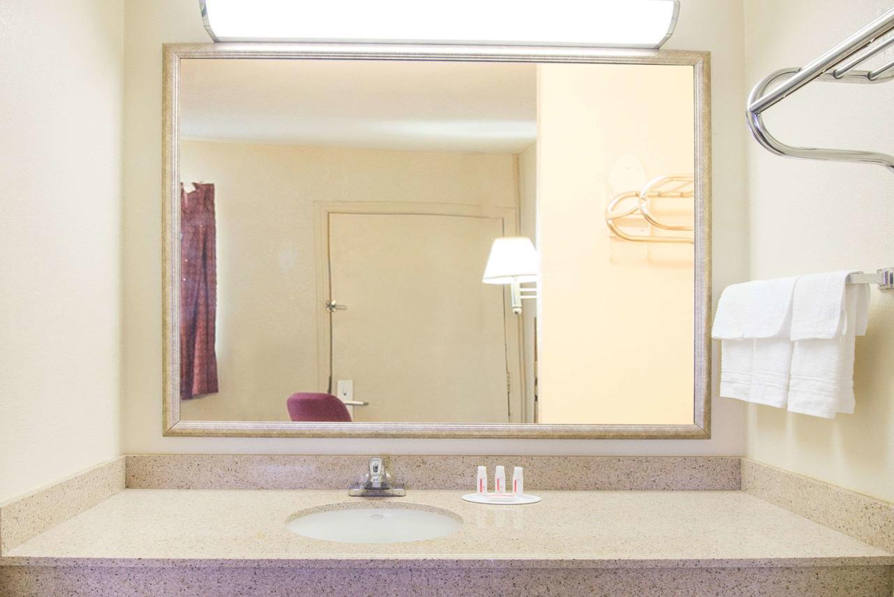 Days Inn By Wyndham Middleburg Heights - thumb 24