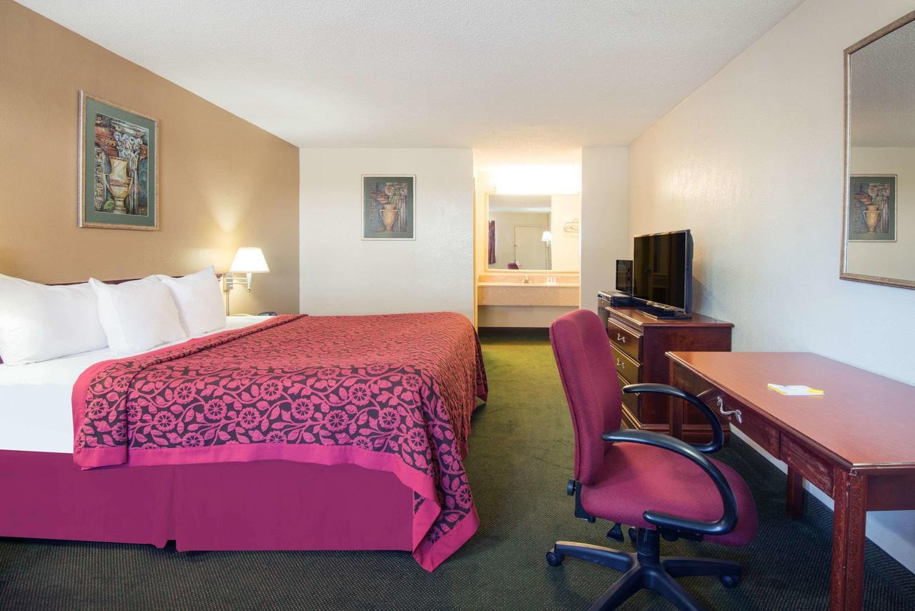 Days Inn By Wyndham Middleburg Heights - thumb 27