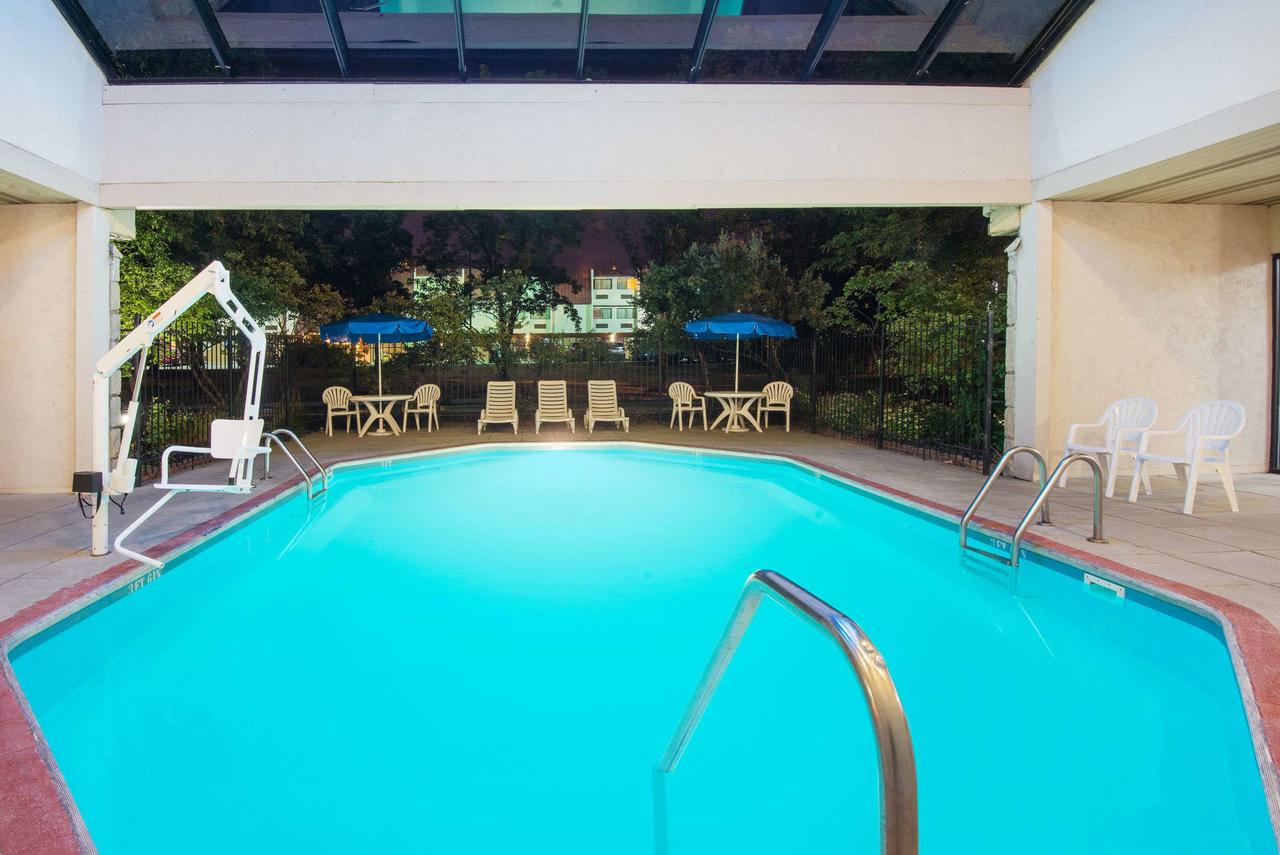 Days Inn By Wyndham Middleburg Heights - thumb 21