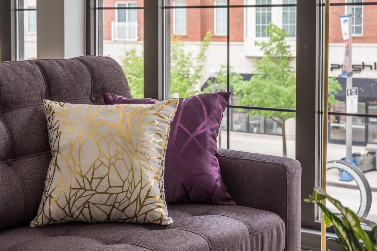 Beautiful + Central Loft W/ Lots Of Natural Light - thumb 1