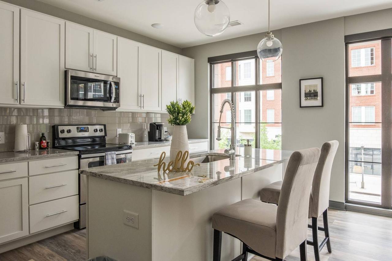 Beautiful + Central Loft W/ Lots Of Natural Light - thumb 7