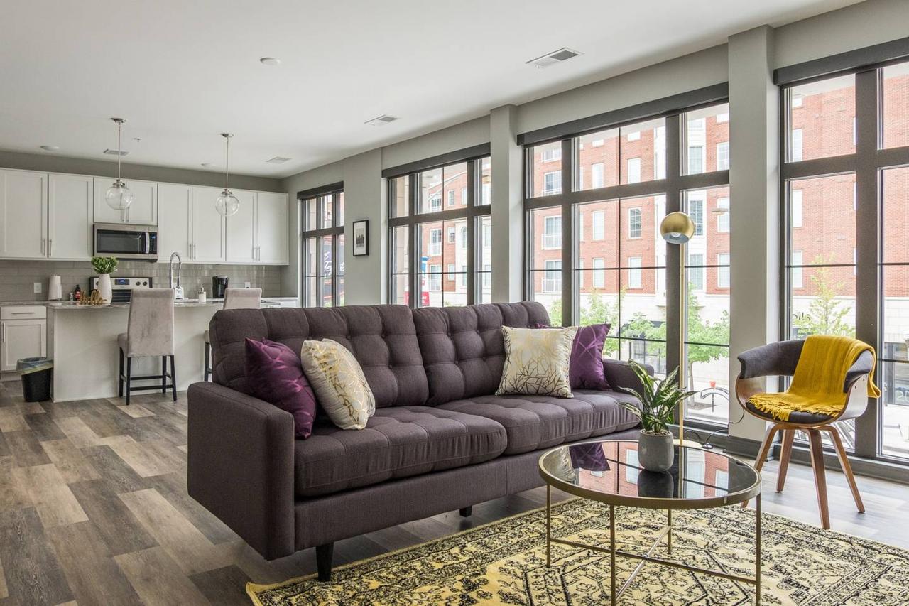 Beautiful + Central Loft W/ Lots Of Natural Light - thumb 13