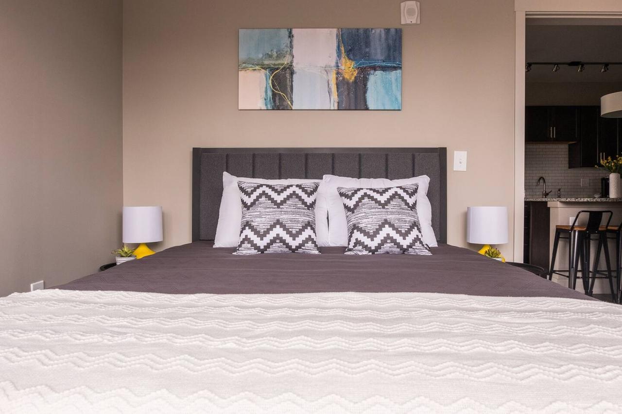 Deluxe 1br + Parking - Minutes To All Of Downtown - thumb 1