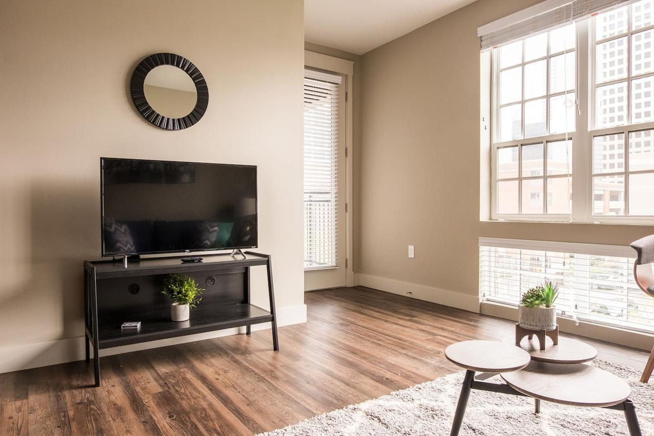 Deluxe 1br + Parking - Minutes To All Of Downtown - thumb 3