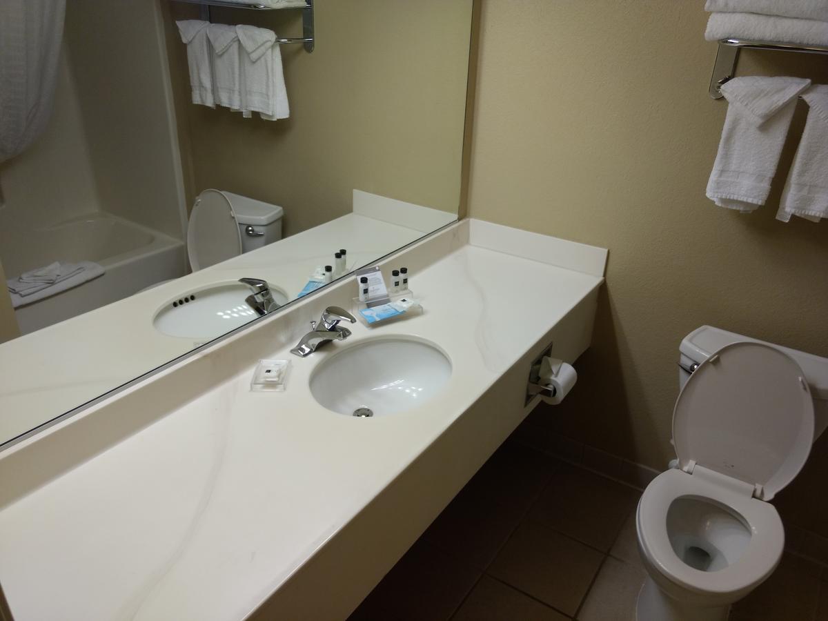 Country Inn & Suites By Radisson, Elyria, OH - thumb 7