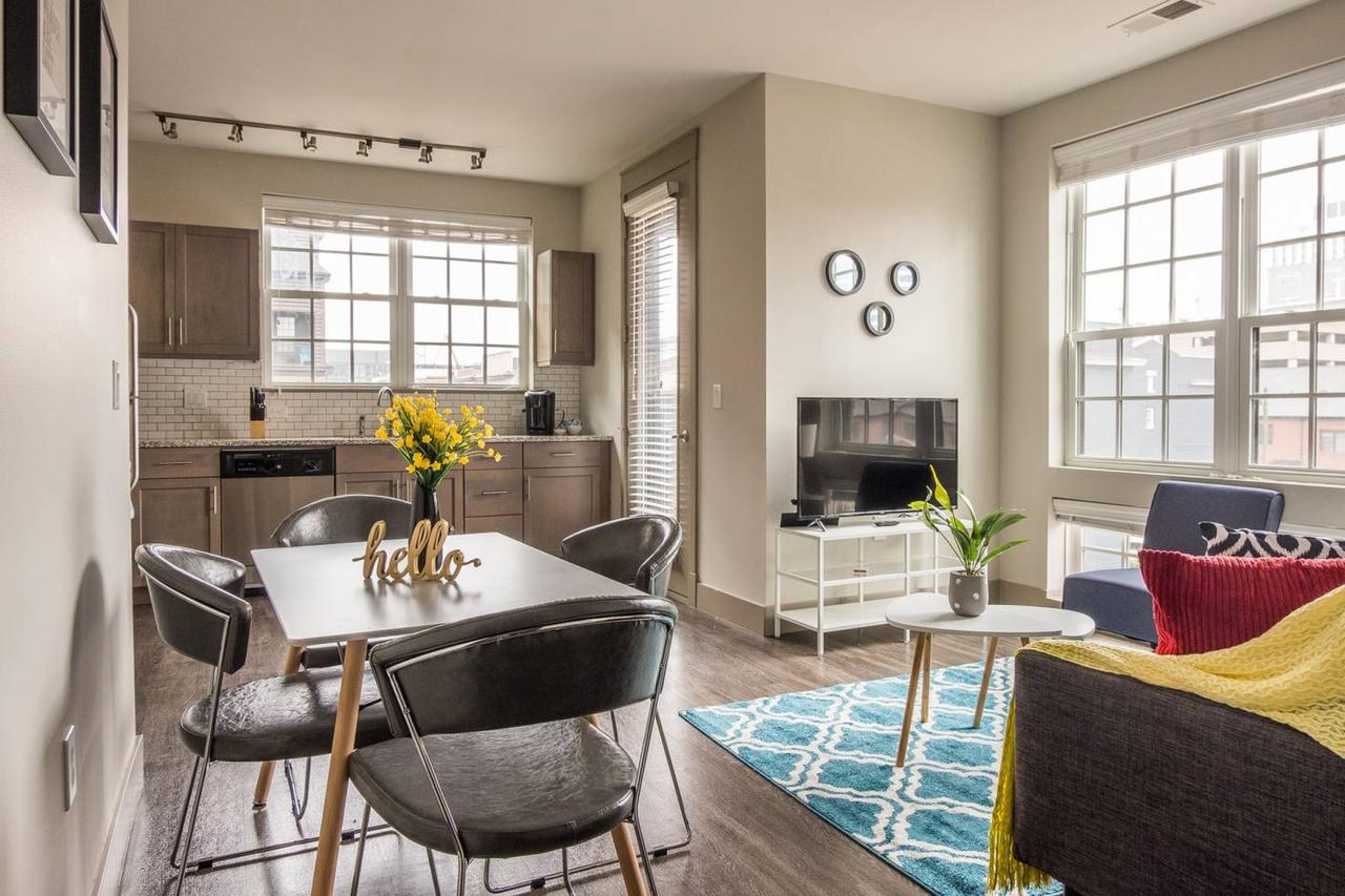 Vibrant Downtown 2br - Balcony + Parking + Gym - thumb 14