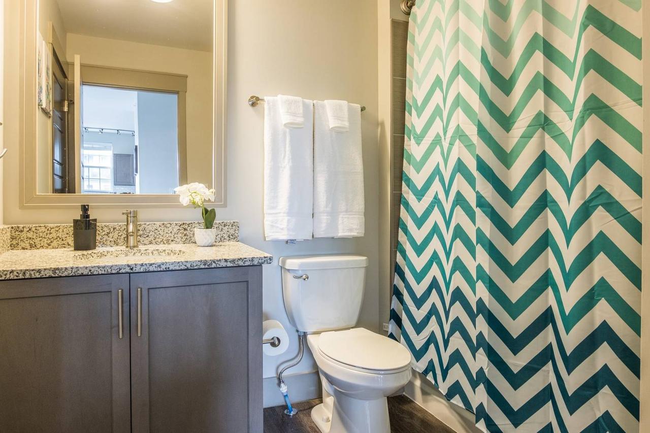 Vibrant Downtown 2br - Balcony + Parking + Gym - thumb 1
