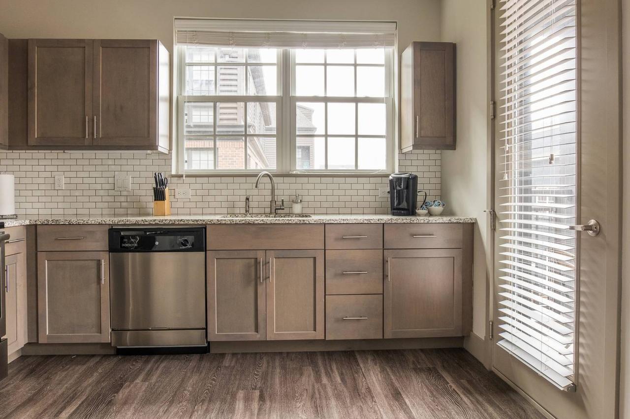 Vibrant Downtown 2br - Balcony + Parking + Gym - thumb 11