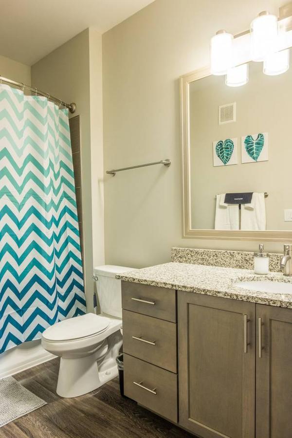 Vibrant Downtown 2br - Balcony + Parking + Gym - thumb 13
