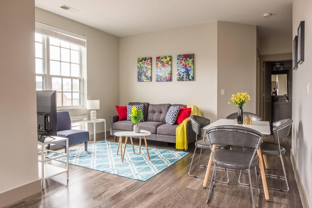Vibrant Downtown 2br - Balcony + Parking + Gym - thumb 4
