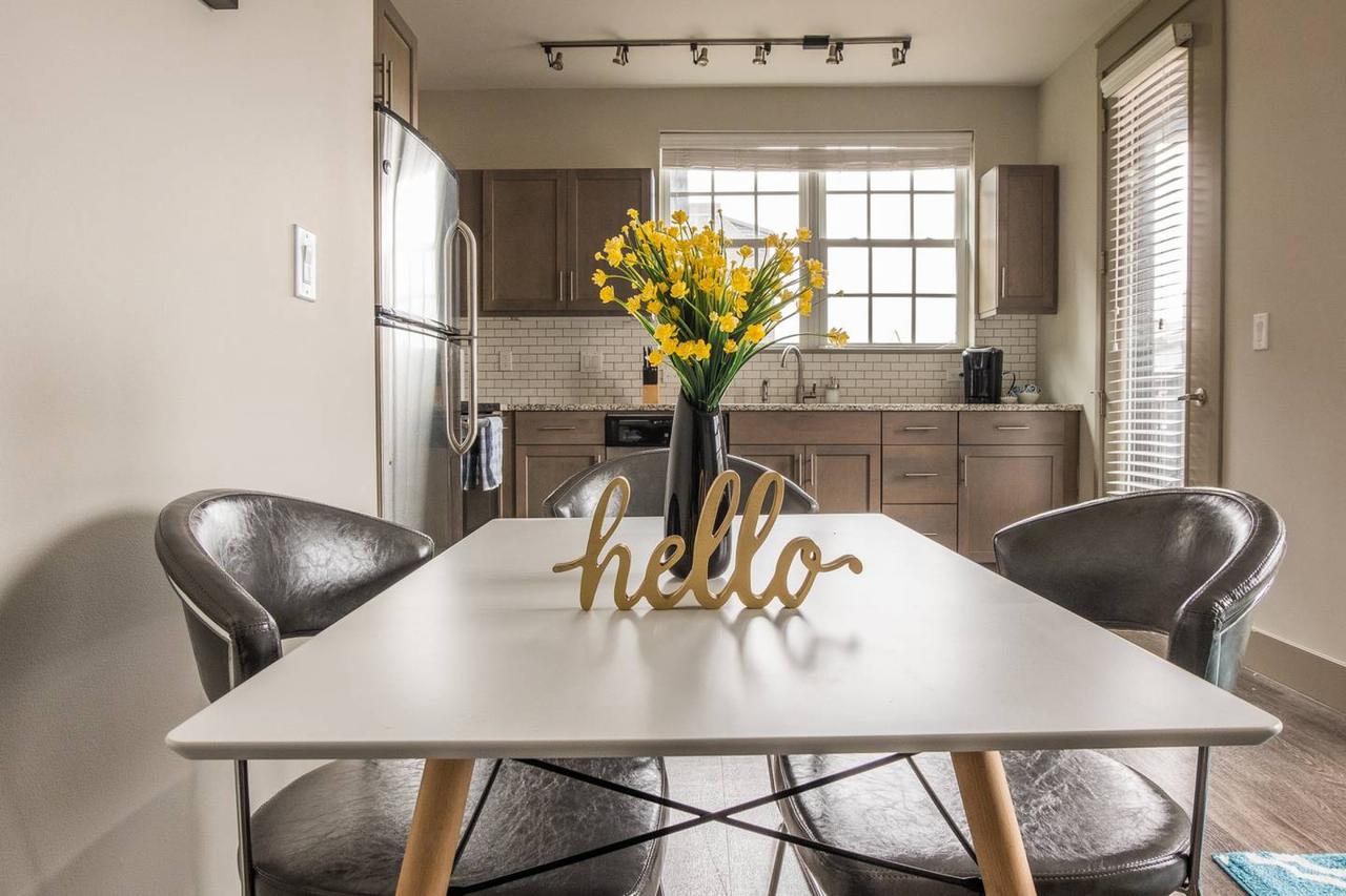 Vibrant Downtown 2br - Balcony + Parking + Gym - thumb 3