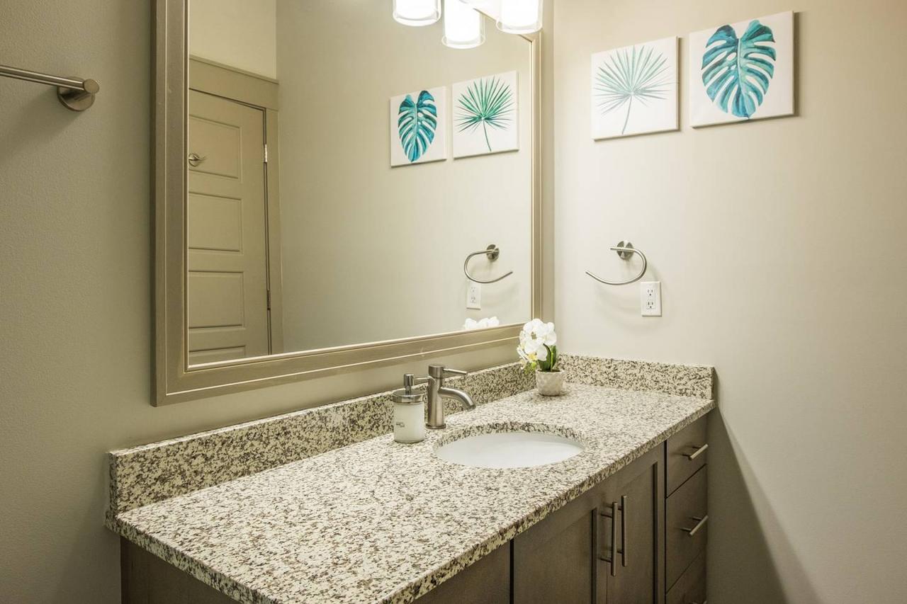 Vibrant Downtown 2br - Balcony + Parking + Gym - thumb 10