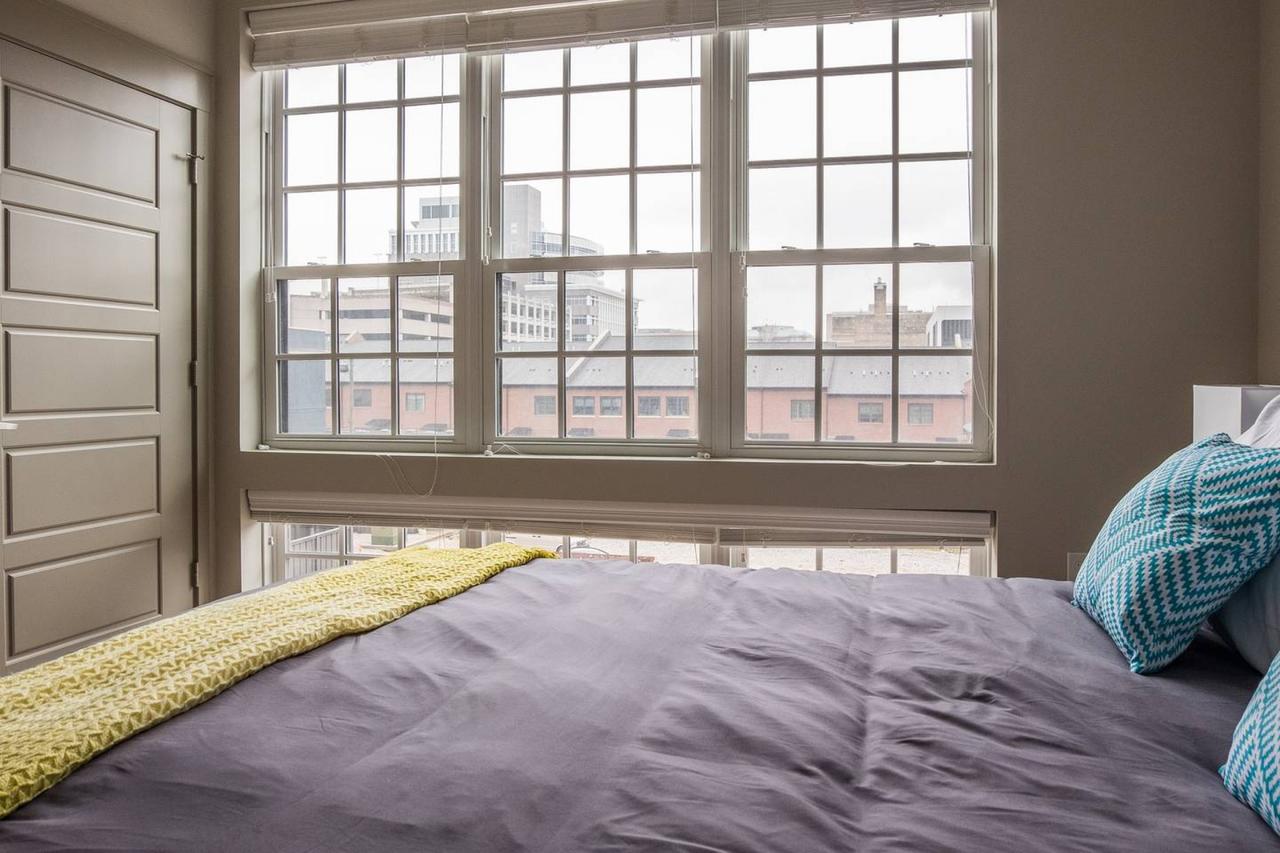 Vibrant Downtown 2br - Balcony + Parking + Gym - thumb 18
